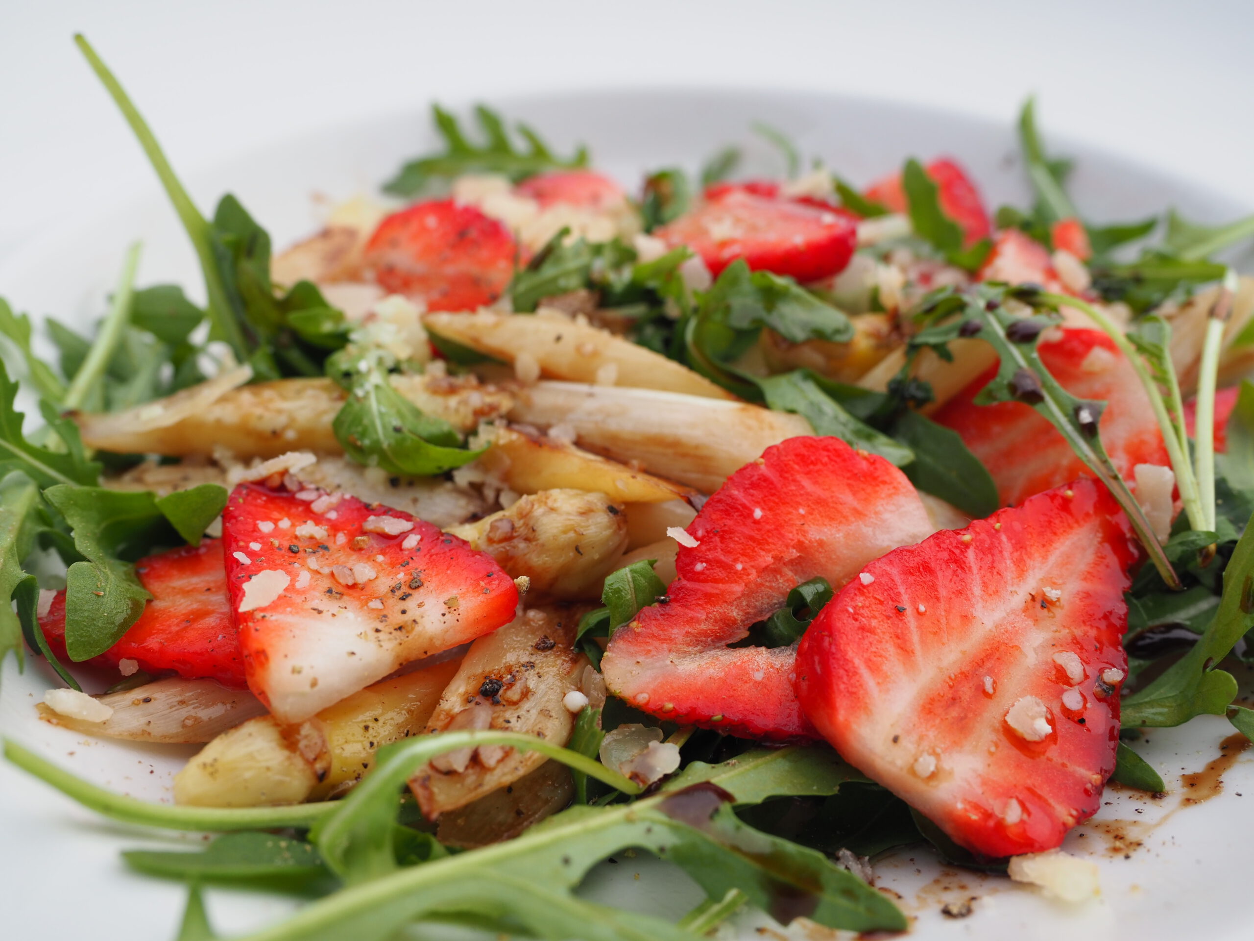 You are currently viewing Erd­beeren & Spargel: Fig­urfre­undlich­es Powerfood
