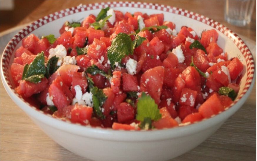 You are currently viewing Leichter Som­m­er­salat mit Wasser­mel­one, Feta und Minze — Erfrischung im Sommer!