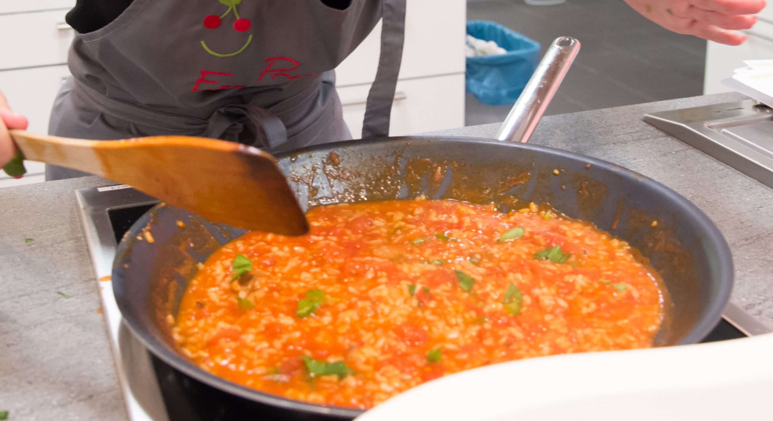 Du betrachtest gerade Rezept des Monats: Som­mer­lich­es Tomatenrisotto