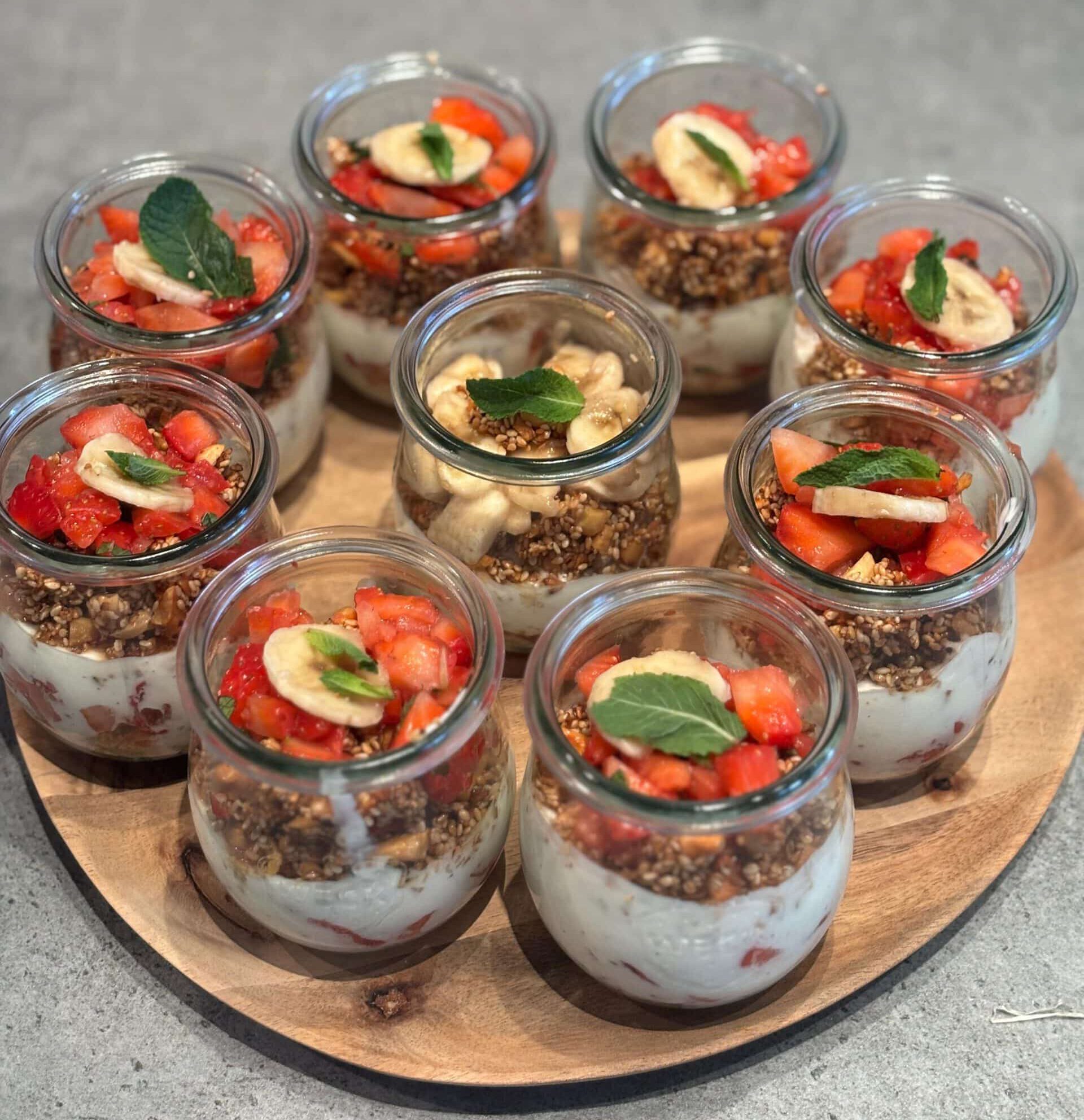 Du betrachtest gerade Fruchtig, leicht & knus­prig – Erd­beer-Schicht­dessert mit Cashew-Crunch