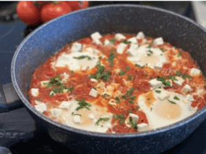 Mehr über den Artikel erfahren 🥘 Rezept des Monats – Shak­shu­ka: Saisonales Gemüse clever verwerten