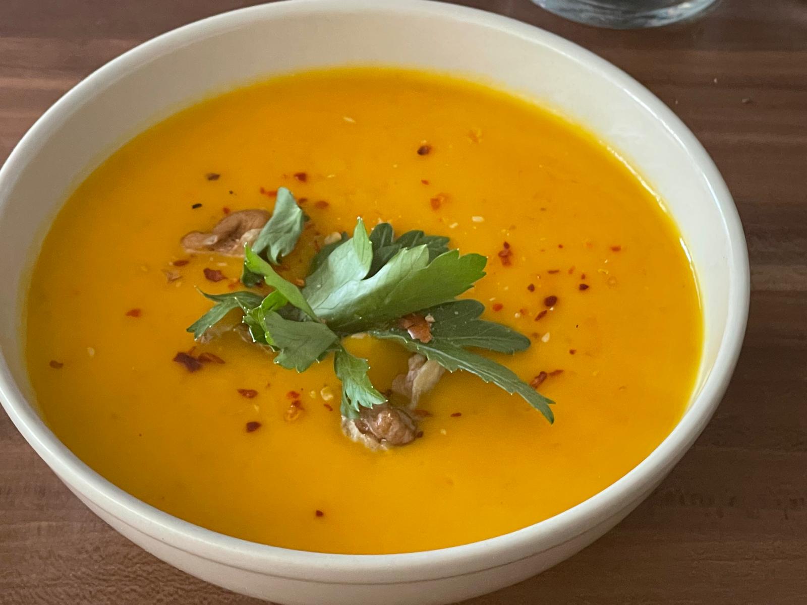 Du betrachtest gerade Rezept des Monats: Win­ter-Creme­suppe mit Erd­nuss­but­ter – wär­mend & nahrhaft