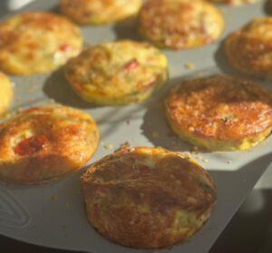 Mehr über den Artikel erfahren 🥚 Rezept des Monats: Gefüllte Eier­muffins – klein, viel­seit­ig & voller Power
