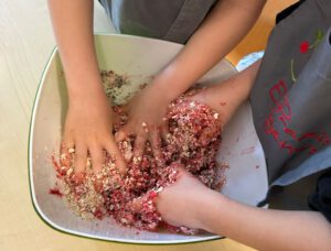 Mehr über den Artikel erfahren Kinder in der Küche begleit­en: Warum gemein­same Kochmo­mente so wertvoll sind
