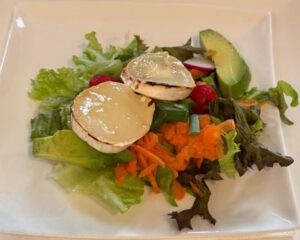 Mehr über den Artikel erfahren Rezept des Monats: Geback­en­er Honigziegenkäse auf Salat – leicht, aro­ma­tisch & nährstoffreich
