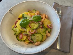 Mehr über den Artikel erfahren Rezept des Monats: Kartof­fel-Gurke-Bohnen-Salat – die frische Alter­na­tive zum klas­sis­chen Kartoffelsalat