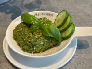 Mehr über den Artikel erfahren Rezept des Monats: Gurken-Basi­likum-Grani­ta mit Zitrone und&nbsp;Minze