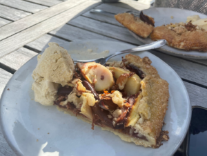 Mehr über den Artikel erfahren Rezept des Monats: Tarte mit Äpfeln und Zwetschgen